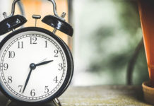 La noapte trecem la ora de vară. Ora 3:00 devine ora 4:00