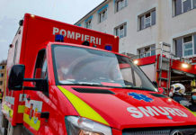 Patru persoane transportate la spital şi 25 evacuate după un incendiu într-un bloc din Balş