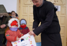Fapte bune! Peste 500 de copii din Arhiepiscopia Craiovei au primit daruri din partea Asociaţiei Vasiliada